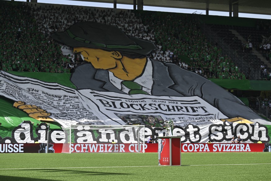 Der Cup vor der St. Galler Choreo, im Schweizer Fussball Cup Final zwischen dem FC Lugano und dem FC St. Gallen, am Sonntag, 15. Mai 2022, im Stadion Wankdorf in Bern. (KEYSTONE/Gian Ehrenzeller)