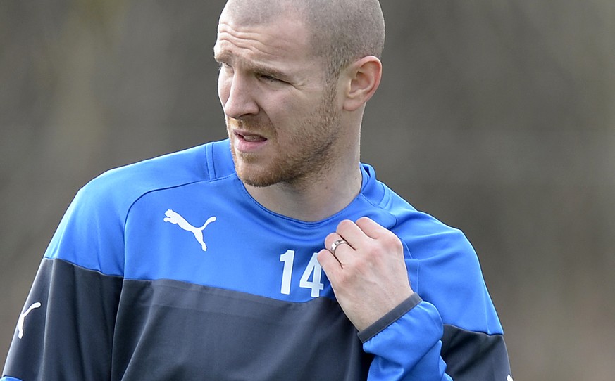 Philippe Senderos beim ersten Training mit dem Grasshopper Club Zuerich auf dem Campus in Niederhasli am Dienstag, 2. Februar 2016. Phlippe Senderos wechselt von der Premier League zurueck in die Supe ...