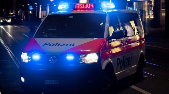Ein Streifenwagen der Stadtpolizei Zürich im Einsatz an der Zürcher Bahnhofstrasse.