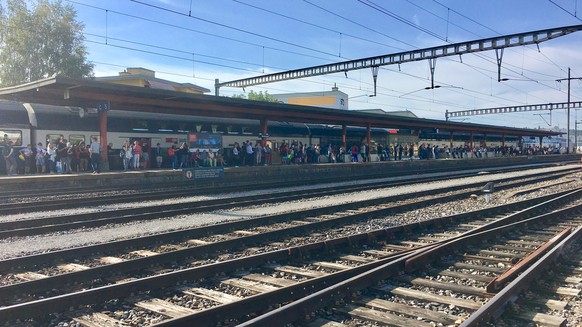 Gestrandete Fahrgäste am Bahnhof Niederglatt. Die S9 wendet hier. 
tel: null