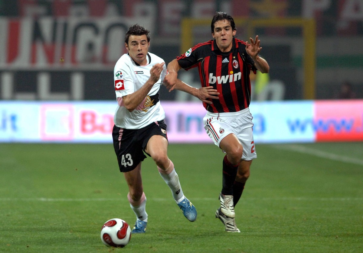 Bildnummer: 02426605 Datum: 22.10.2006 Copyright: imago/Buzzi
Kaka (Milan, re.) gegen Andrea Barzagli (Palermo) - PUBLICATIONxNOTxINxITA; Vdig, quer, Duell, Ball Serie A 2006/2007, 1. Italienische Li ...