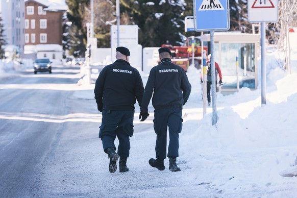 ZU DEN VORBEREITUNGEN AUF DAS WORLD ECONOMIC FORUM, STELLEN WIR IHNEN HEUTE, DIENSTAG, 16. JANUAR 2018, FOLGENDES NEUES BILDMATERIAL ZUR VERFUEGUNG --- &quot;Securitas&quot; security personnel patrol  ...