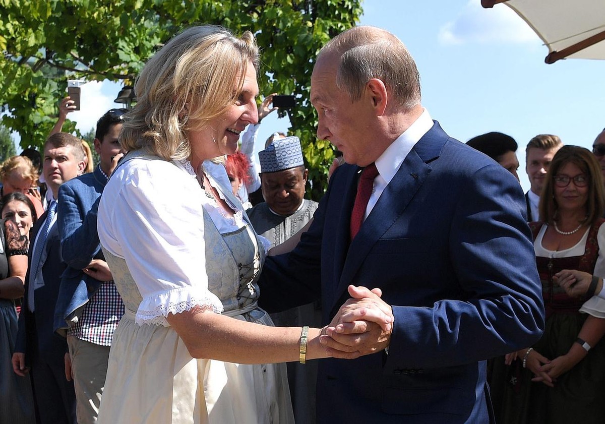Le président russe Vladimir Poutine (C-R) danse avec la ministre autrichienne des Affaires étrangères Karin Kneissl lors de son mariage avec l'homme d'affaires autrichien Wolfgang Meilinger  ...