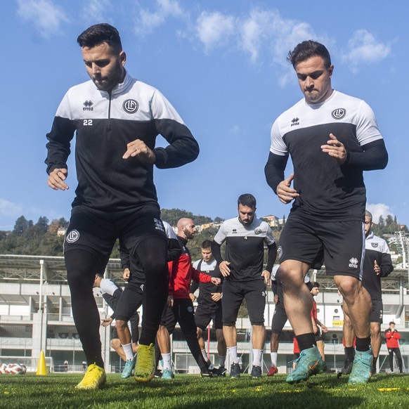 Renato Steffen, links, Xherdan Shaqiri, mitte und Mohammed Amoura, links, waerend dem Training mit dem FC Lugano im Stadion Cornaredo, aufgenommen am Dienstag, 26. Oktober 2022 in Lugano (Keystone/Ti- ...