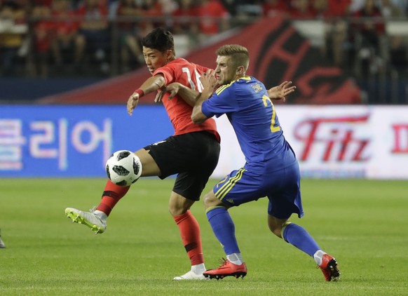 South Korea&#039;s Hwang Hee-chan, left, fights for the ball against Bosnia and Herzegovina&#039;s Eldar Civic during a friendly soccer match at Jeonju World Cup Stadium in Jeonju, South Korea, Friday ...