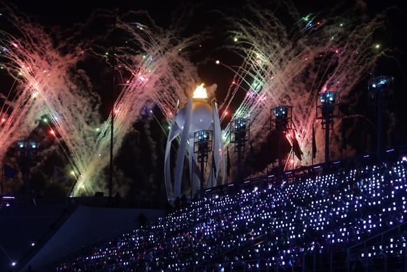 Mit Lastwagenladungen voller Feuerwerk verabschiedet sich Pyeongchang an der Schlussfeier von den Olympischen Spielen.