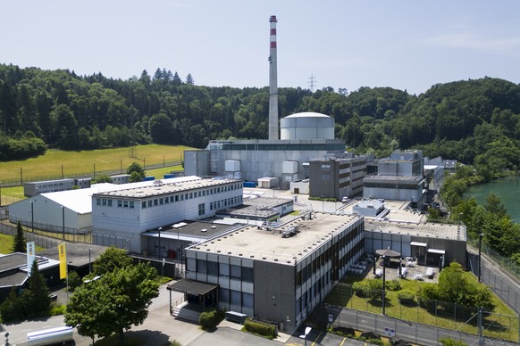 Das Kernkraftwerk Muehleberg mit dem Reaktorgebaeude, am Freitag, 13. Juni 2025 in Muehleberg. Der Rueckbau des Kernkraftwerks dauert bis 2034. (KEYSTONE/Peter Klaunzer)