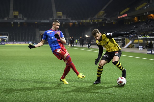 Basels Andrea Padula, links, gegen YBs Miralem Sulejmani, rechts, im Fussball Meisterschaftsspiel der Super League zwischen dem BSC Young Boys und dem FC Basel, im Stadion Wankdorf in Bern, am Samstag ...