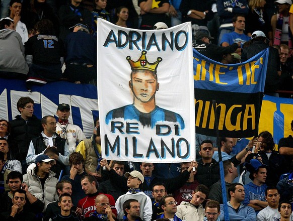 Bildnummer: 01301454 Datum: 24.10.2004 Copyright: imago/Ulmer
F�r die Inter Fans ist Adriano der K�nig; Leite Ribeiro, Vdig, quer, Fan, Fans, Fu�ballfan, Fu�ballfans, Zuschauer, Publikum, Plakat, Pla ...