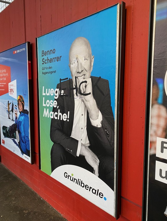 Einige der hunderten Plakate der Kandidierenden werden verunstaltet: An der Hardbrücke hat sich wohl ein EHC-Kloten-Fan entschieden, Benno Scherrers Plakat für seine eigene «Werbung» zu nutzen.