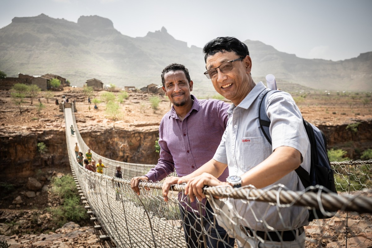 Pasang Sherpa und Sewnet Assegu auf der Brücke in Äthiopien.