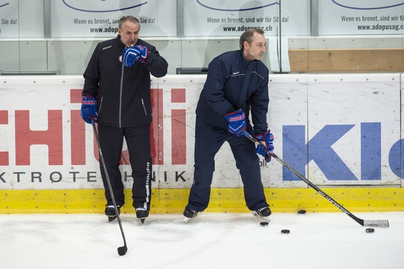 ARCHIV -- ZUM NEUEN TRAINER TRIO BEIM EHC KLOTEN, STELLEN WIR IHNEN FOLGENDES BILDMATERIAL ZUR VERFUEGUNG -- Trainer Andre Roetheli, rechts, Felix Hollenstein Assistenzcoach, links, beim Training des  ...