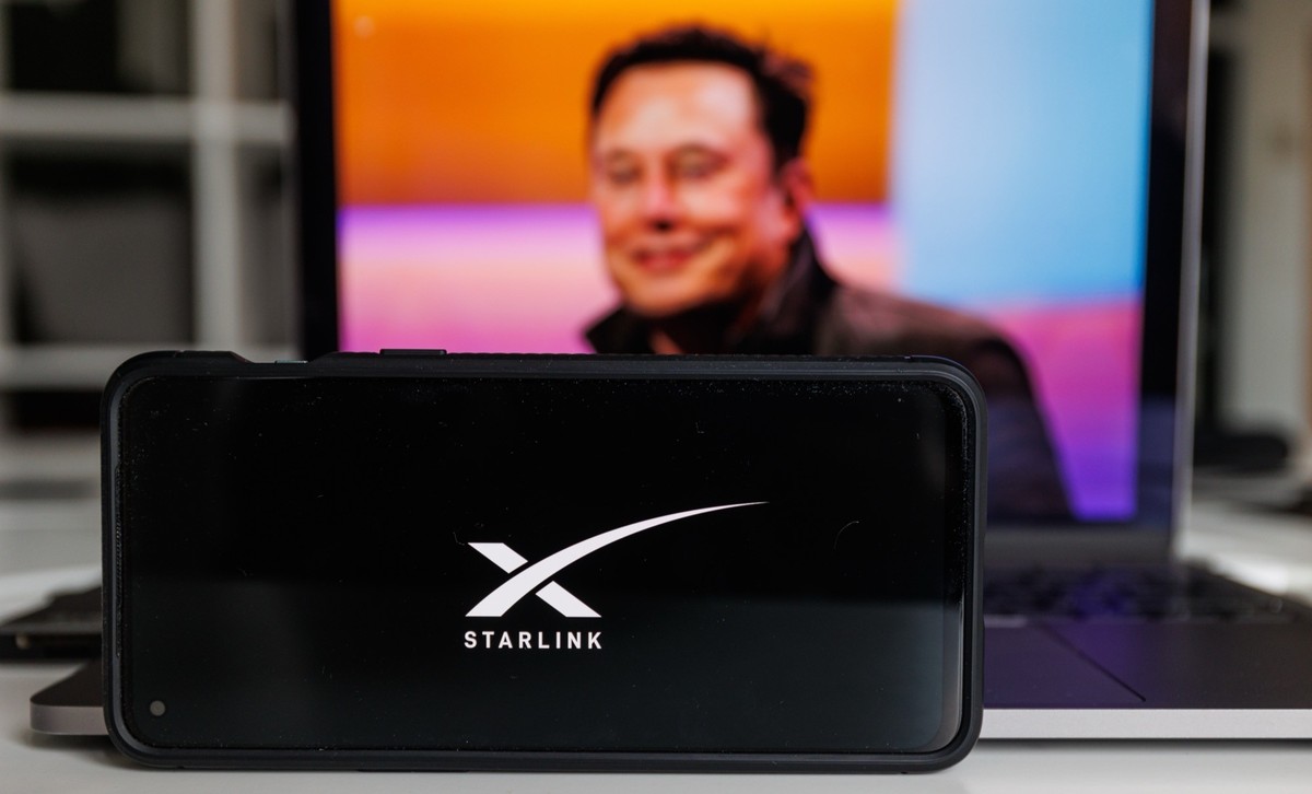 Elon Musk und sein Satelliten-Internet-Dienst Starlink (Symbolbild).