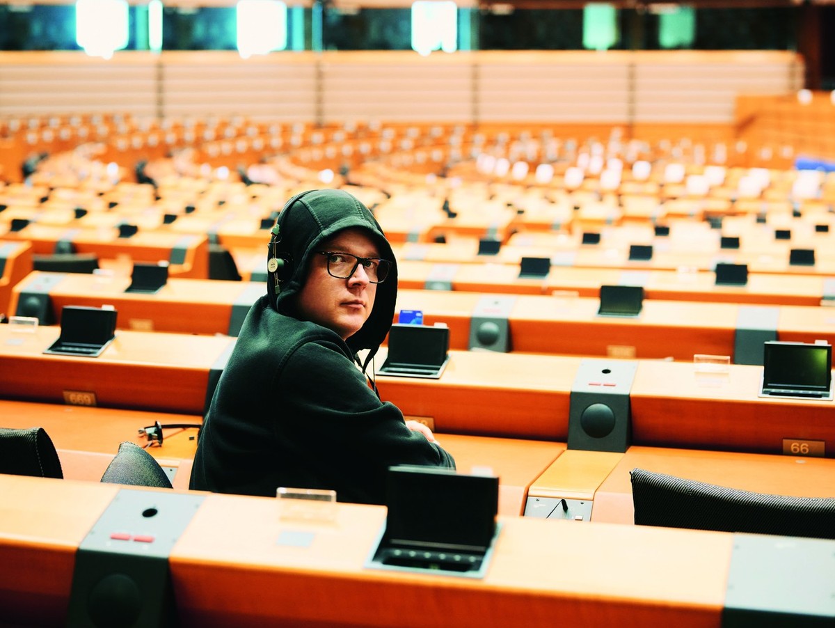 Die Autorenfotos von Nico Semsrott dürfen für Buchbesprechungen, Interviews und Leseankündigungen zu seinem Buch "Brüssel sehen und sterben" mit dem Copyright Marvin Ruppert verwendet werden ...