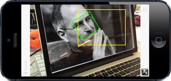 Wenn ein Gesicht erkannt wird und sich in den gelben Rahmen bewegt, knipst die App automatisch ein Bild.