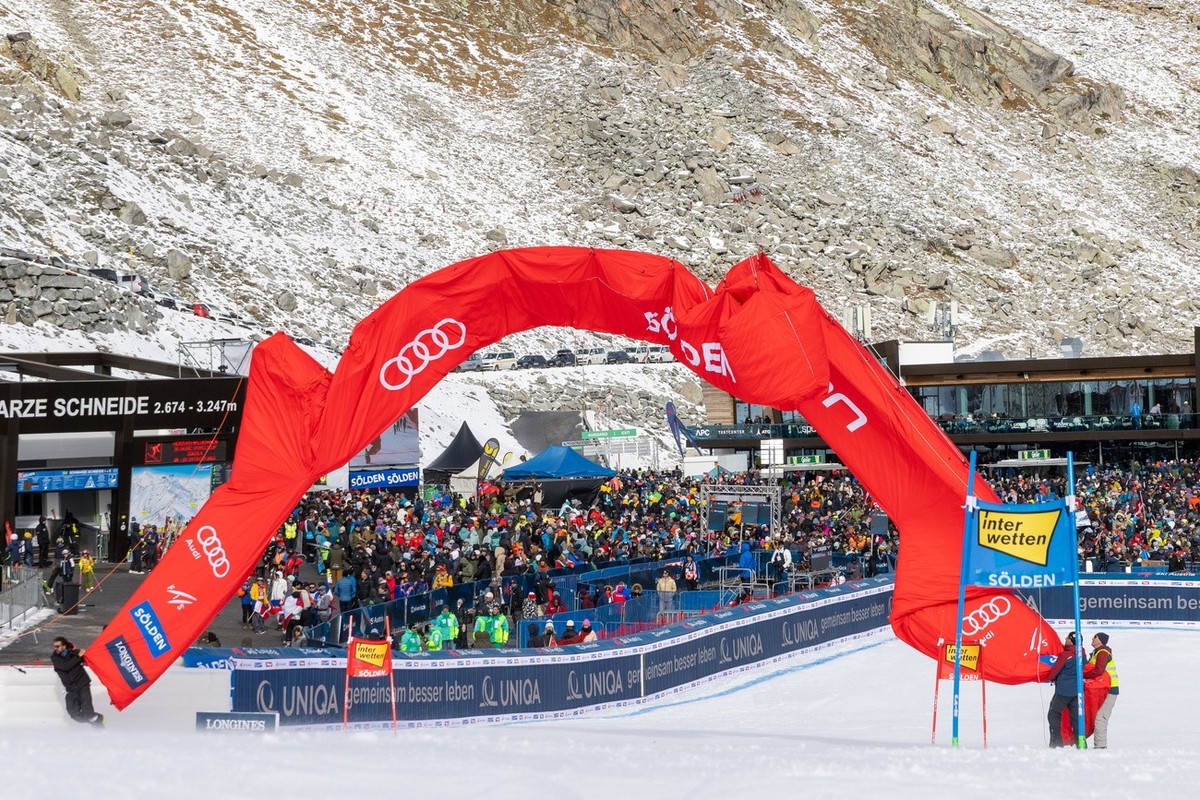 ABD0056_20231029 - SÖLDEN - ÖSTERREICH: Zielbogen, Rennunterbrechung aufgrund des starken Windes am Sonntag, 29. Oktober 2023, während dem 1. Lauf im Riesentorlauf der Männer am Rettenbachferner in Sö ...