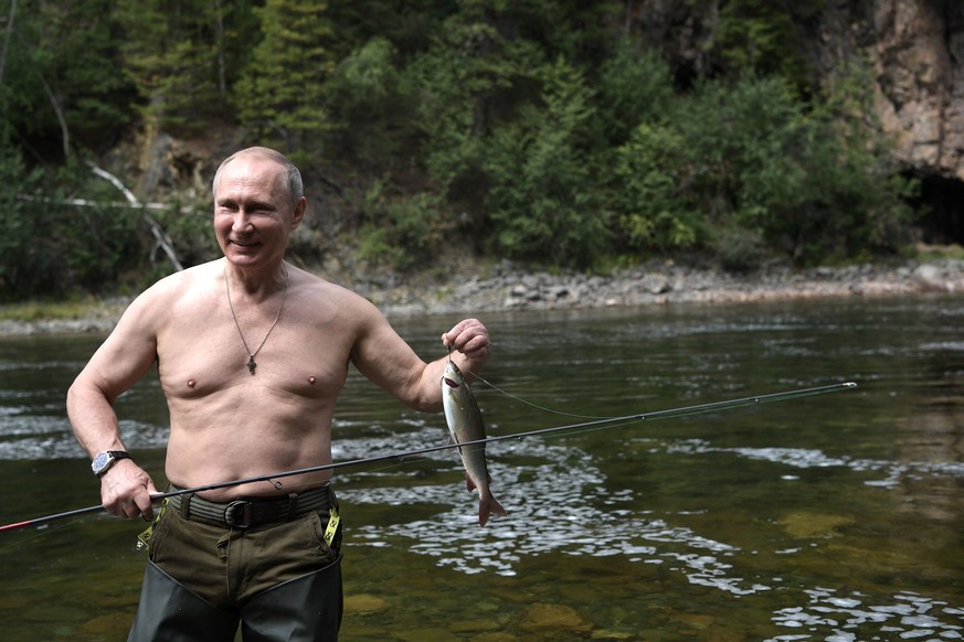 epa06125595 Russian President Vladimir Putin fishing at the cascade of mountain lakes during his vacation on 01-03 August 2017 (issued 05 August 2017), in the Tyva Republic in the southern Siberia, Ru ...