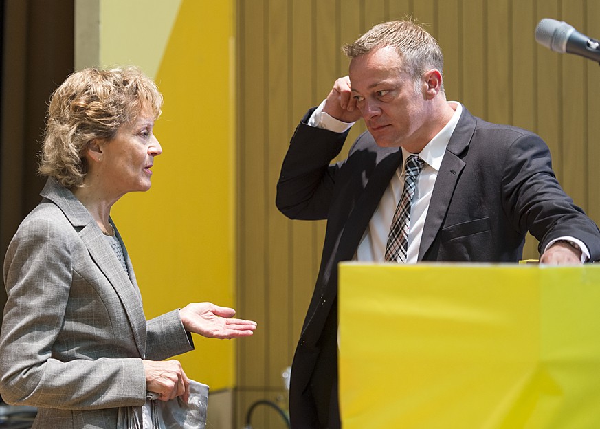 Bundesraetin Eveline Widmer-Schlumpf, links, bespricht sich mit Parteipraesident Martin Landolt, rechts, vor der Delegiertenversammlung der Buergerlich-Demokratischen Partei, BDP, in der Weiermatthall ...