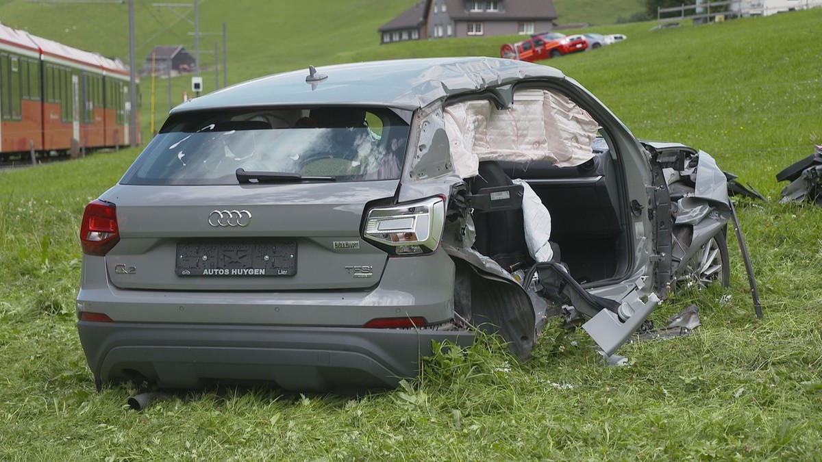 Zug-prallt-in-Auto-Zwei-Personen-und-ein-Hund-in-Wasserauen-AI-verletzt