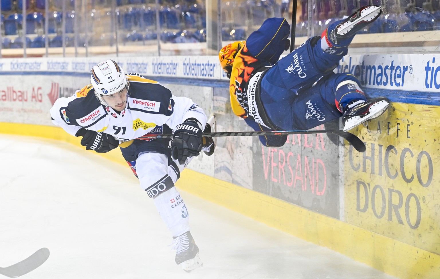 Ambris Stanislav Horansky, links, gegen Davos&#039; Andres Ambuehl, beim Eishockey-Qualifikationsspiel der National League zwischen dem HC Davos und dem HC Ambri-Piotta, am Freitag, 4. Dezember 2020,  ...