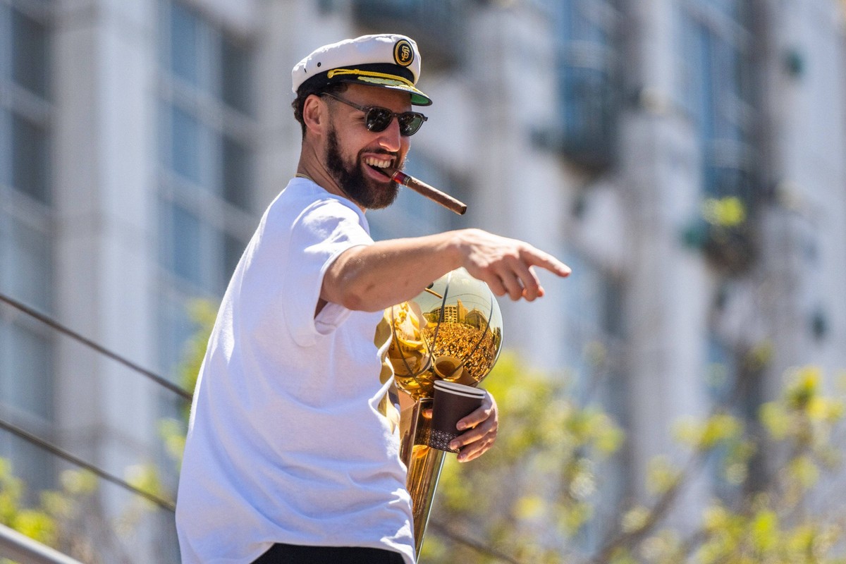 Basketball, NBA, Golden State Warriors Siegesparade June 20, 2022, San Francisco, California, United States: Klay Thompson holds the Larry O Brien Trophy on a float during the Golden State Warriors Ch ...