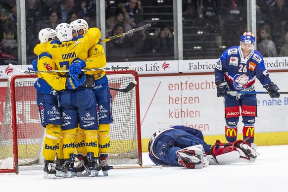 Jubel bei Davos&#039; Torschuetze Andres Ambuehl und dem Team zum 1:2, im Eishockey Meisterschaftsspiel der National League zwischen den ZSC Lions und dem HC Davos, am Sonntag, 13. Januar 2019, im Hal ...