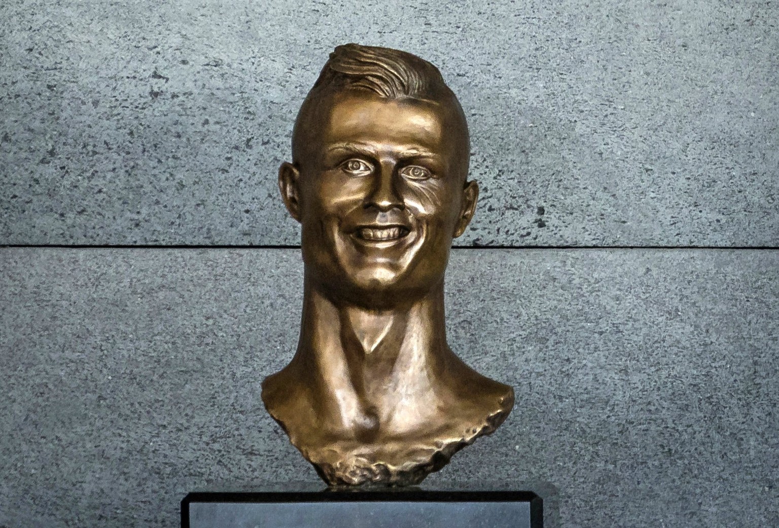 epaselect epa05877450 The bust of Portuguese soccer player Cristiano Ronaldo pictured during a naming event at Madeira&#039;s airport in Santa Cruz, Madeira island, Portugal, 29 March 2017. The Madeir ...