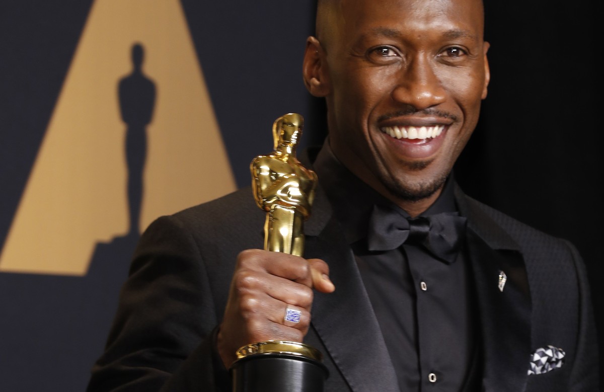 epa05817878 Mahershala Ali, winner of the award for Actor in a Supporting Role for 'Moonlight,' poses in the press room during during the 89th annual Academy Awards ceremony at the Dolby The ...