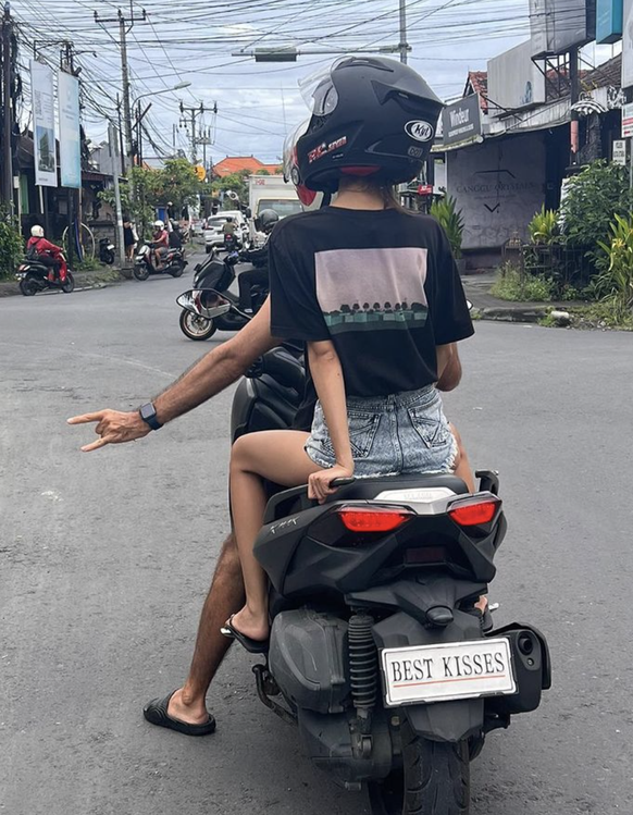 Best Kisses – ein illegales Verkehrsschild, das in Canggu, Bali, gesichtet wurde.