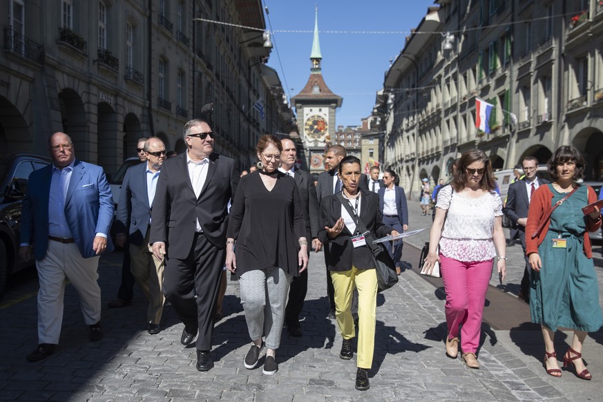 epa07617105 US Secretary of State Mike Pompeo (C-L), his wife Susan Pompeo (C-R) and US Ambassador to Switzerland, Edward T. McMullen (L) with delegation members listen to a tourist guide during a wal ...