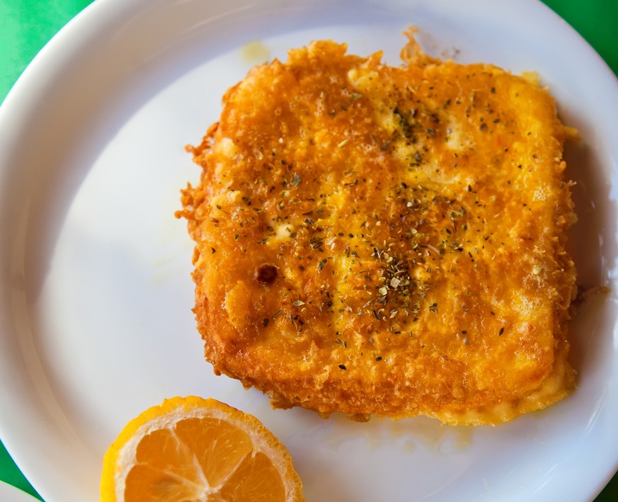 Saganaki frittierter gebratener käse griechisches essen griechenland