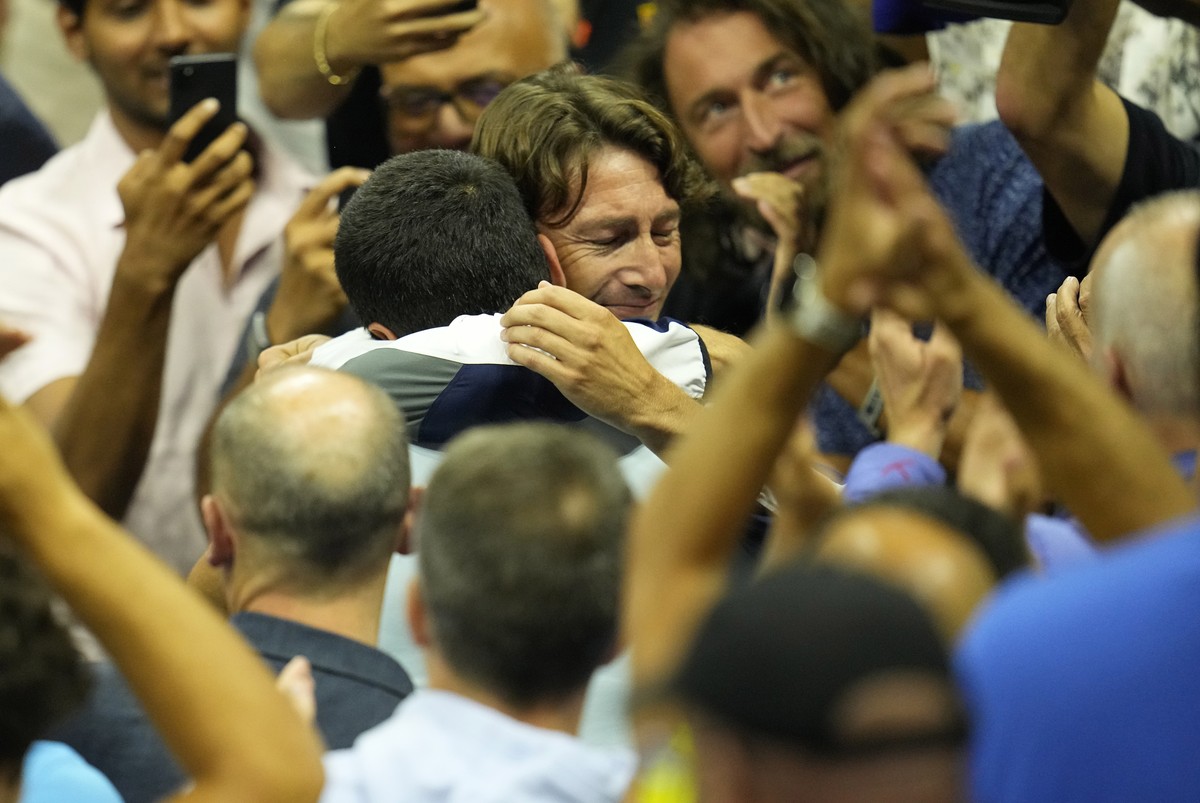 epa10179070 Carlos Alcaraz of Spain celebrates with coach Juan Carlos Ferrero (R) after defeating Casper Ruud of Norway during the men's final match at the US Open Tennis Championships at the UST ...