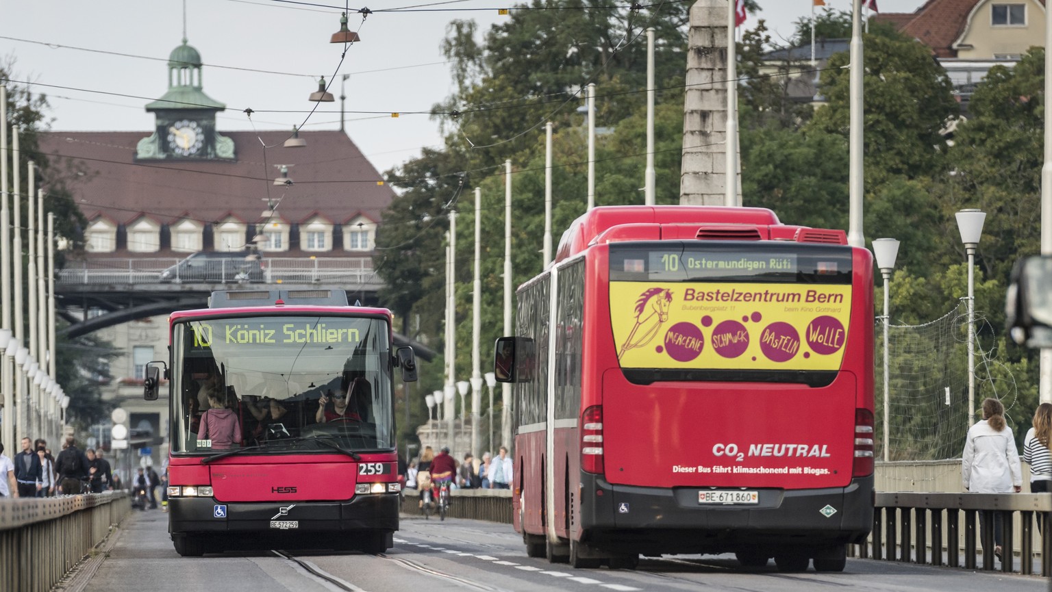 Zwei Busse der Linie 10, welche Koeniz mit Ostermundigen verbindet, kreuzen sich am Donnerstag, 11. September 2014 auf der Kornhausbruecke in Bern. Am 28. September stimmen die drei Gemeinden Ostermun ...