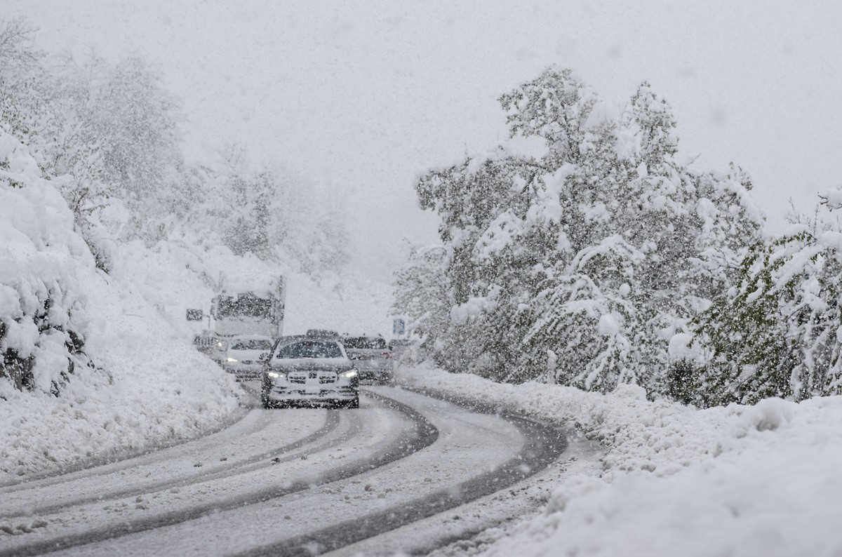 KEYPIX - Starker Schneefall behindert den Verkehr auf der Kantonsstrasse Sierre - Crans-Montana bei Chermignon-en-Dessous, am Donnerstag, 17. April 2025 in Crans-Montana im Mittelwallis. Aufgrund der  ...