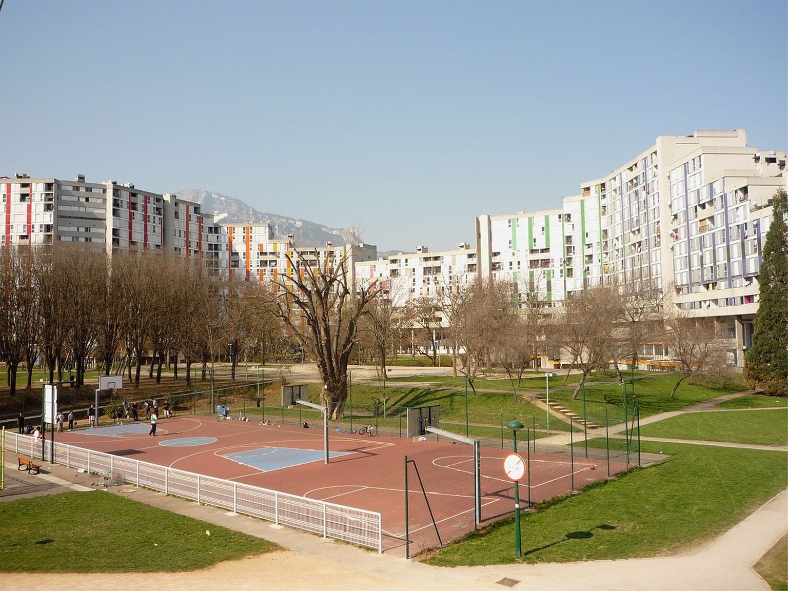 La Villeneuve de Grenoble.
https://fr.wikipedia.org/wiki/Quartier_prioritaire_de_la_politique_de_la_ville#/media/Fichier:Parc_Jean_Verlhac_2_-_Grenoble.JPG