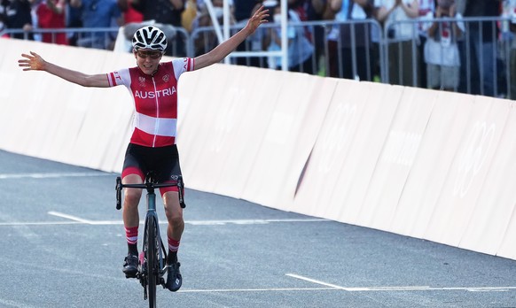 epa09363808 Anna Kiesenhofer of Austria wins the Women&#039;s Road Cycling race of the Tokyo 2020 Olympic Games at the Fuji International Speedway in Oyama, Japan, 25 July 2021. EPA/CHRISTOPHER JUE