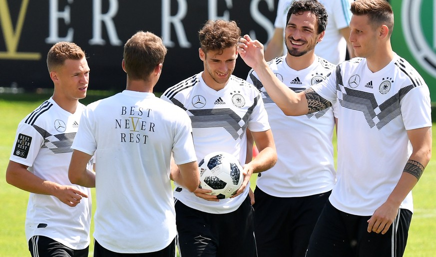 epa06777670 German players (L-R) Joshua Kimmich, Thomas Mueller, Leon Goretzka, Mats Hummels, and Niklas Suele joke during their team&#039;s training session in Eppan, Italy, 01 June 2018. The German  ...