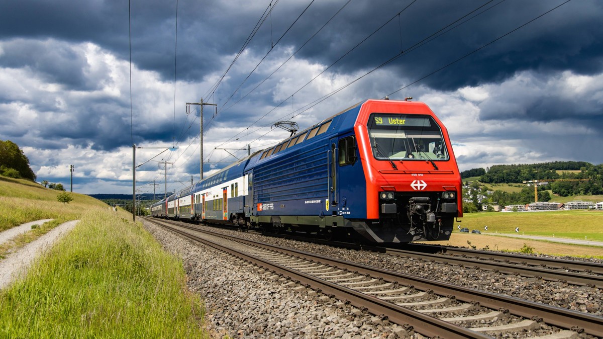 S-Bahn S9 to Uster Eglisau, Switzerland, 16th May 2026: An SBB Re 450 is operating as the Zurich S-Bahn S9 from Eglisau to Uster. The passenger train originated in Schaffhausen. *** S Bahn S9 to Uster ...