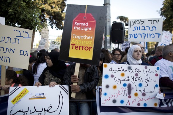 Israelis aller Glaubensrichtungen demonstrieren am 11. Mai 2014 vor der Residenz von Premierminister Benjamin Netanjahu in Jerusalem gegen die Hass-Attacken.