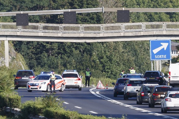 Le pont pieton enjambant l&#039;autoroute A9 menacant de s&#039;effondrer est photographie ce lundi 26 aout 2019 a Chailly sur la commune de Montreux. L&#039;autoroute A9 est fermee dans les deux sens ...