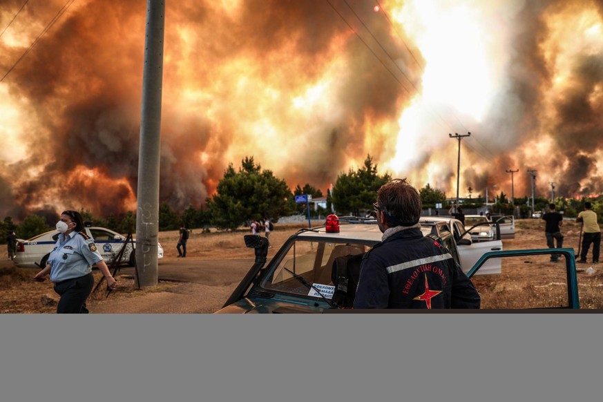 Die Feuerwand bei Varibobi, einem Vorort von Athen. Aufgenommen am 5. August.