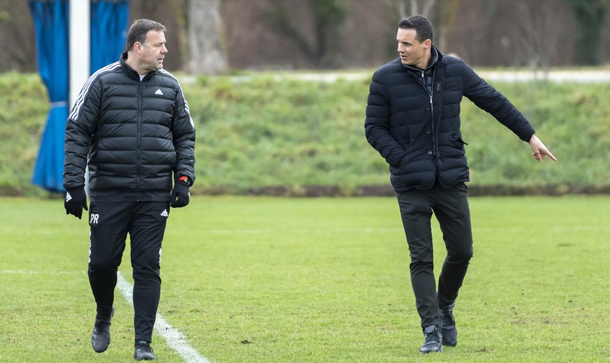 Cheftrainer Patrick Rahmen, links, und David Degen, VR-Praesident FC Basel Holding AG und Vizepraesident FC Basel 1893 AG, nach dem Training des FC Basel in Basel, am Donnerstag, 6. Januar 2022. (KEYS ...