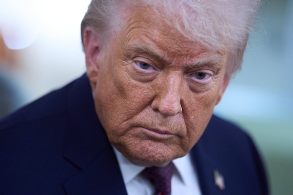 President Donald Trump speaks with reporters aboard Air Force One after leaving the World Economic Forum in Davos for Washington, Thursday, Jan. 22, 2026. (AP Photo/Evan Vucci)
Donald Trump