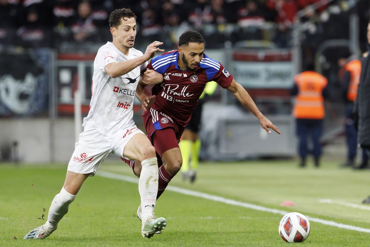 Winterthur's midfielder Remo Arnold, left, fights for the ball with Servette's forward Hussayn Touati, right, during the Super League soccer match of Swiss Championship between Servette FC a ...