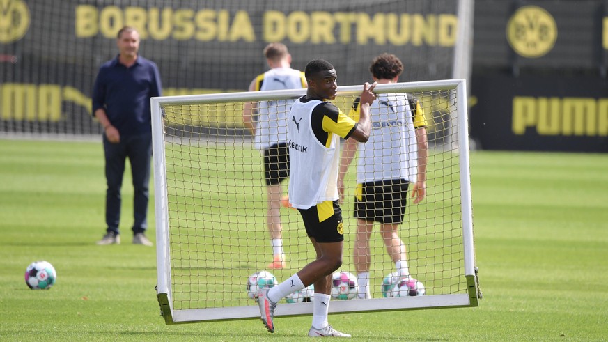 Youssoufa Moukoko Borussia Dortmund traegt nach dem Training ein kleines Fussballtor, hinten links Manager Michael Zorc Borussia Dortmund 03.08.2020, Fussball GER, Saison 2020 2021, 1. Bundesliga, Tra ...