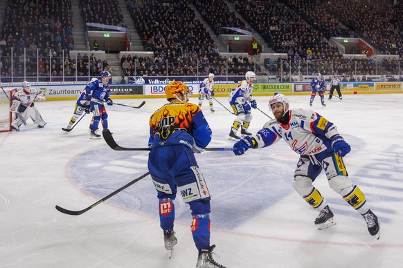 ZSC Lions PostFinance Top Scorer Lucas Wallmark gegen EHC Kloten Verteidiger Flurin Randegger waehrend dem Eishockey-Meisterschaftsspiel der National League zwischen den ZSC Lions und dem EHC Kloten a ...