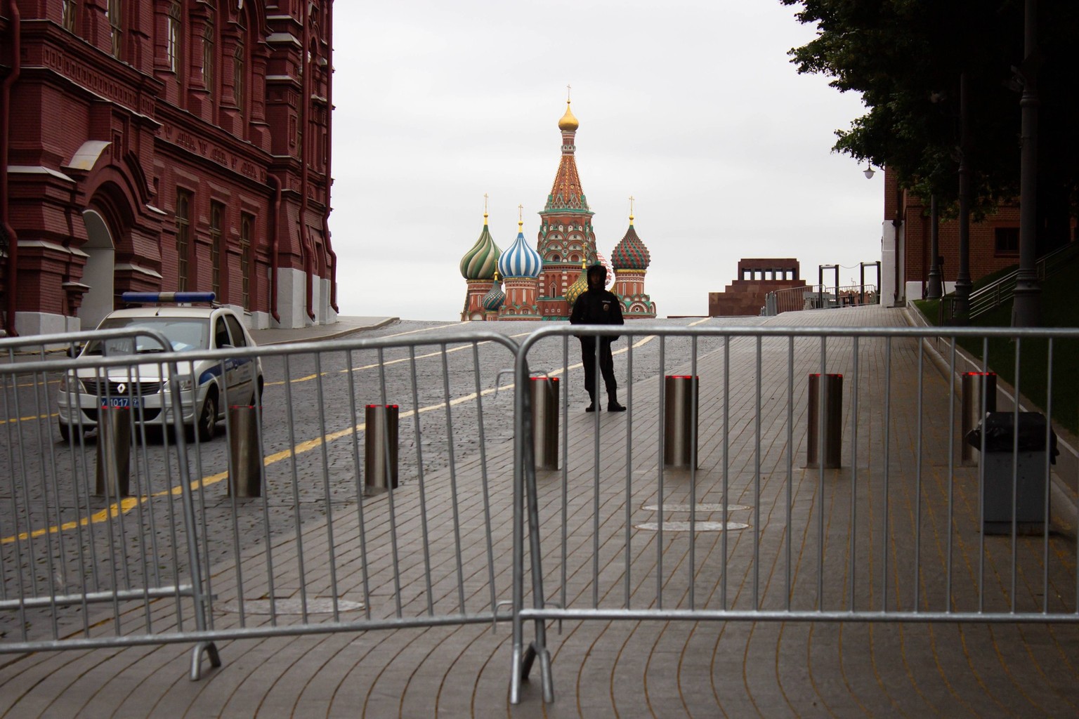 June 24, 2023, Moscow, Russia: A police officer stands guard on the closed Red Square in Moscow.  On the morning of June 24, the center of the Russian capital was in a peaceful state despite the advance ...