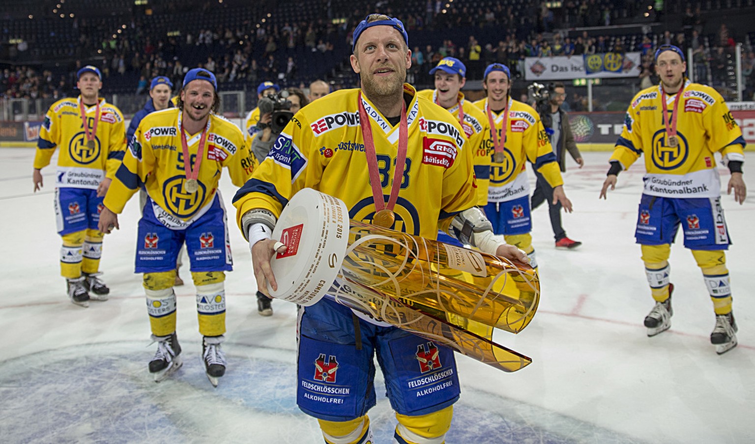 Der Davoser Reto von Arx, Mitte, haelt den Pokal nach dem fuenften Playoff-Finalspiel der National League A zwischen den ZSC Lions und dem HC Davos am Samstag, 11. April 2015, im Hallenstadion in Zuer ...