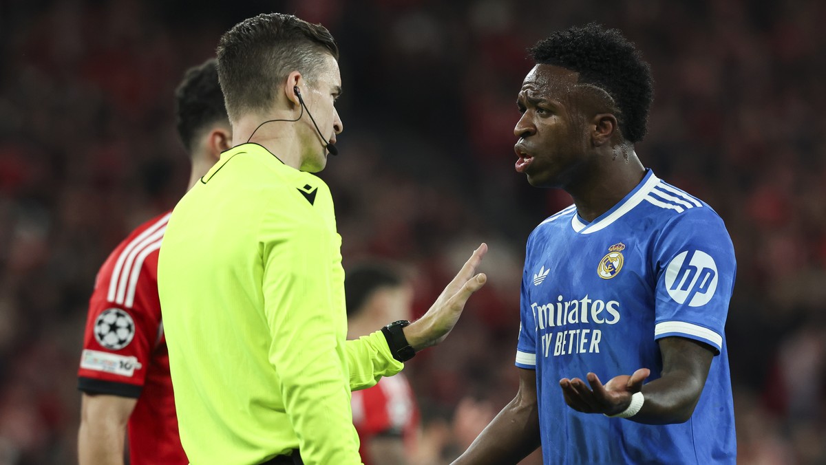 epa12751851 Real Madrid's Vinicius Junior argues with the referee during the UEFA Champions League soccer match between Benfica and Real Madrid, in Lisbon, Portugal, 17 February 2026. EPA/JOSE SE ...