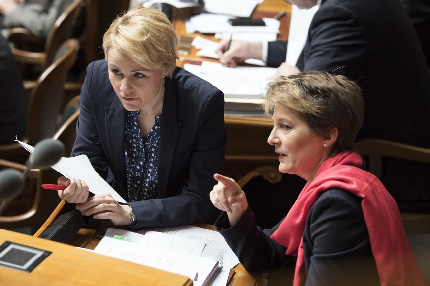 Nationalraetin Natalie Rickli, SVP-ZH, links, und Bundesraetin Simonetta Sommaruga sprechen an der Fruehlingssession der Eidgenoessischen Raete, am Mittwoch, 1. Maerz 2017, in Bern. (KEYSTONE/Peter Sc ...